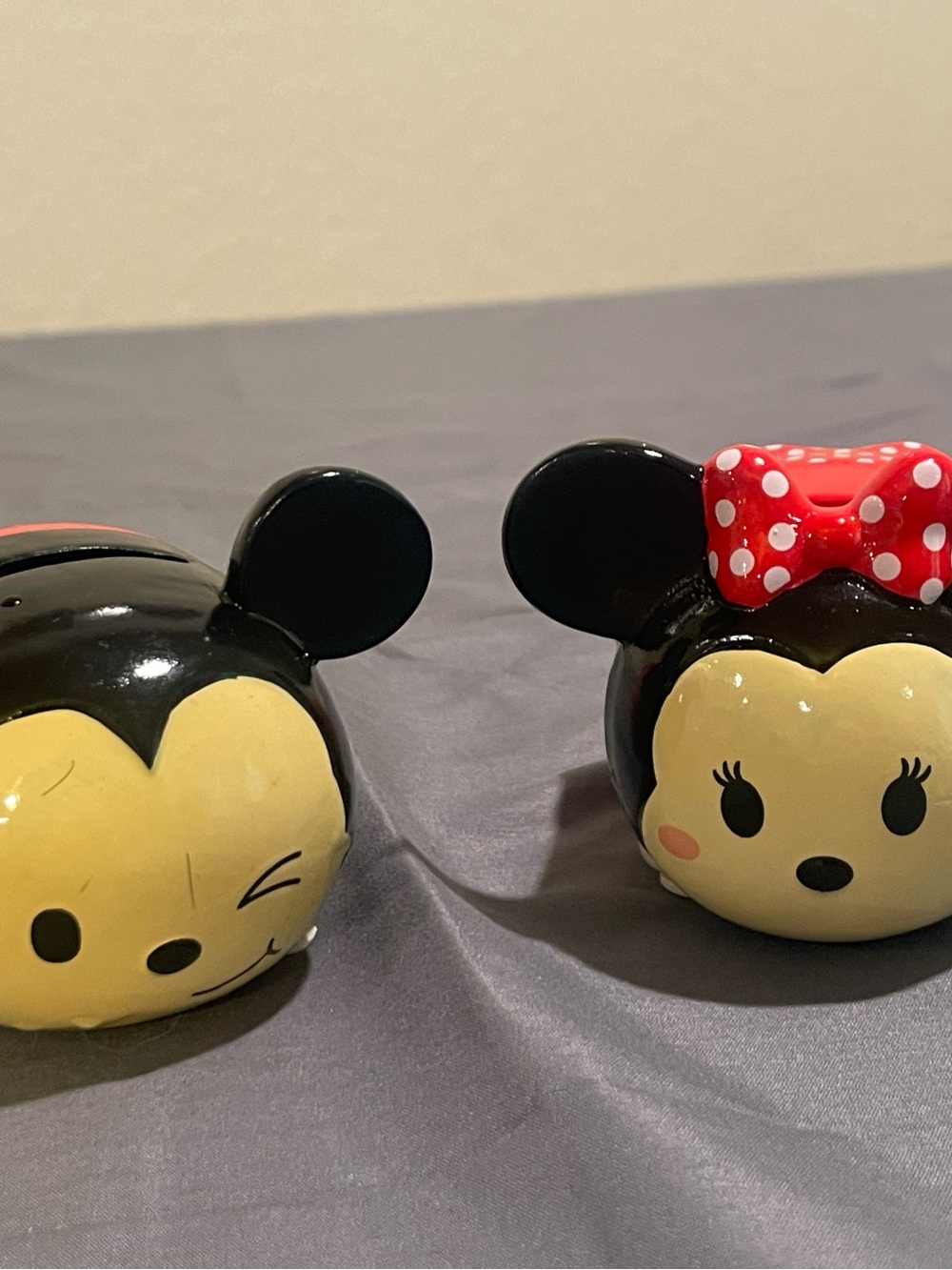 Disney Tsum Tsum Ceramic Piggy Banks Mickey & Minnie Mouse Pair Set Perfect Cond
